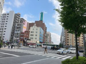 今ではにぎわう駒形交差点も、震災当時は被害を受けた地域のひとつだった