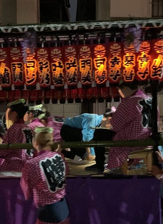 提灯に囲まれた山車に子どもたちが乗り込む、玉姫稲荷神社の夜祭りの様子