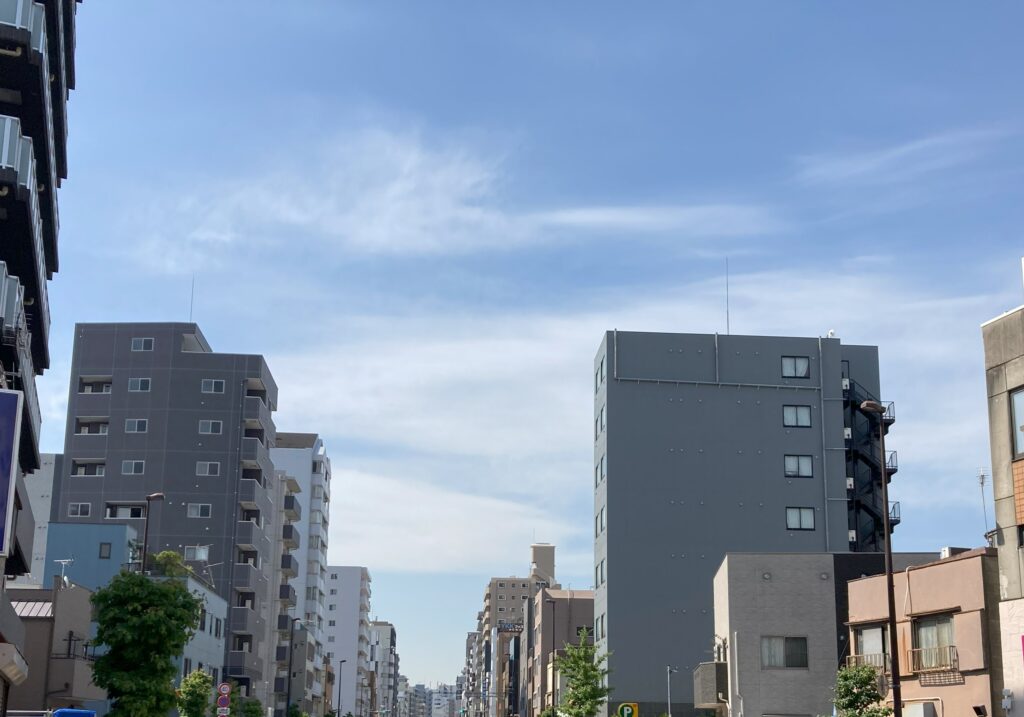 晴天の下、山谷地域のビル群と住宅が並ぶ東京下町の風景