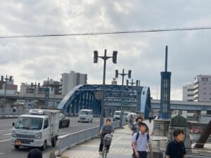 駒形橋を渡る人々と車。震災を乗り越えて今も浅草をつなぐ復興の橋