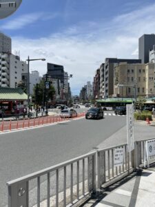 吾妻橋近くから見た浅草の交差点。商業ビルが並んでいる。