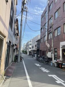 山谷の旅館が並ぶ細い路地。現在の静かな宿泊街の風景