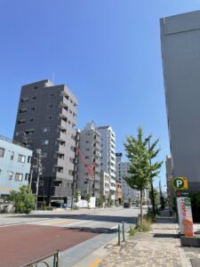 浅草方面へと続くバス通り。車や歩行者が行き交う現在の山谷の風景
