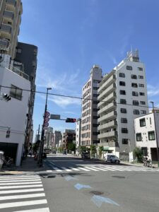 日の出会商店街とアサヒ商店街の間にある交差点。現代の静かな市街地風景