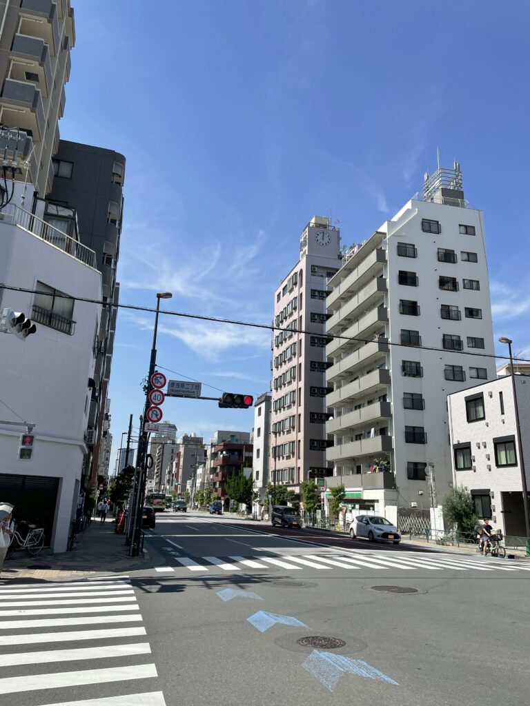 日の出会商店街とアサヒ商店街の間にある交差点。現代の静かな市街地風景