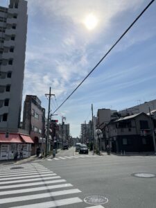 現代のアサヒ商店街入口。建物と看板が並ぶ静かな市街地の様子