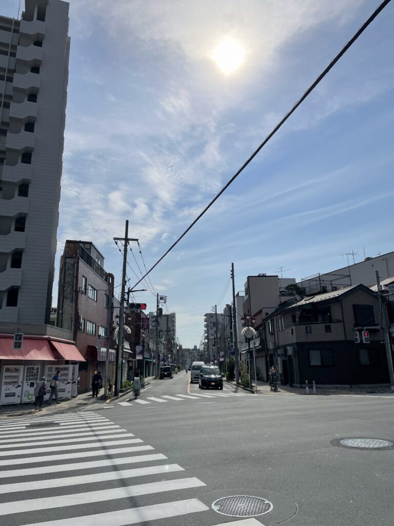 現代のアサヒ商店街入口。建物と看板が並ぶ静かな市街地の様子