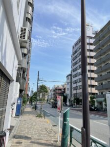 泪橋方面へ続くバス通り。現在の山谷の穏やかな通りの様子