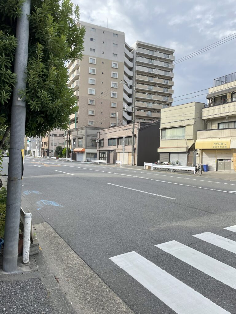 土手通りを三ノ輪方面へ望む風景。高層マンションと低層の商店が並んでいる