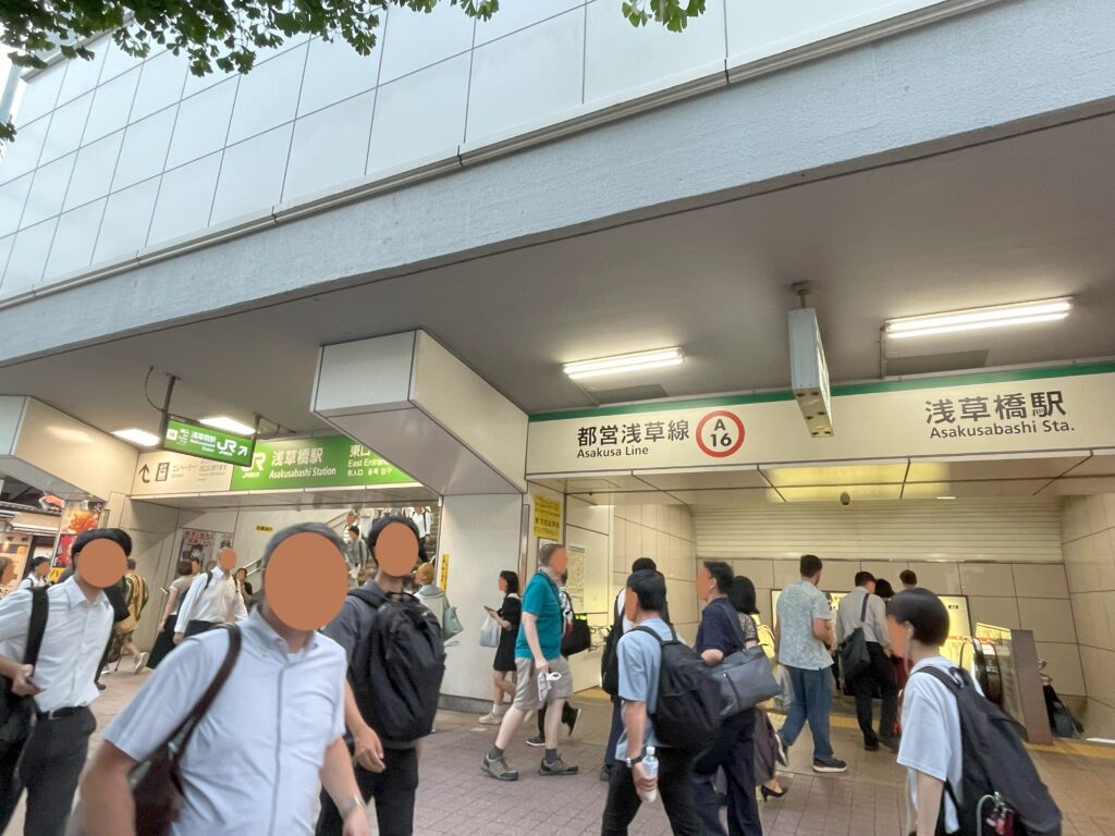 JR浅草橋駅と都営浅草線入口、夕方に改札を出入りする人々