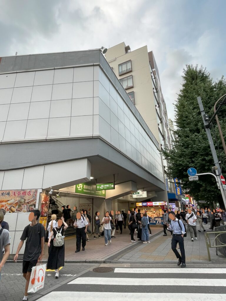 浅草橋駅東口前の歩道と改札口から出てくる人々