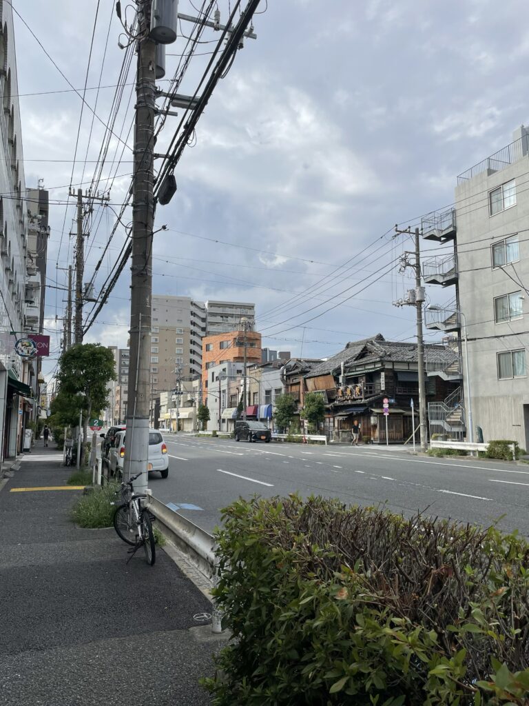三ノ輪方面へと続く土手通り