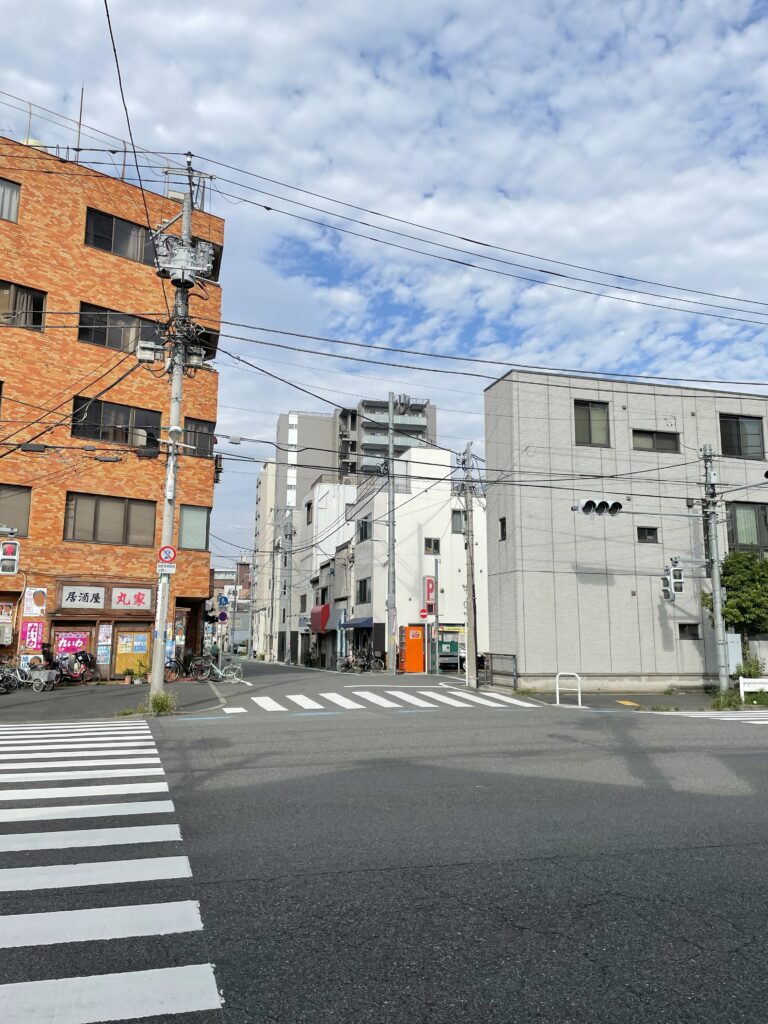いろは会商店街の入口。交差点から商店街の通りが奥へ続いている