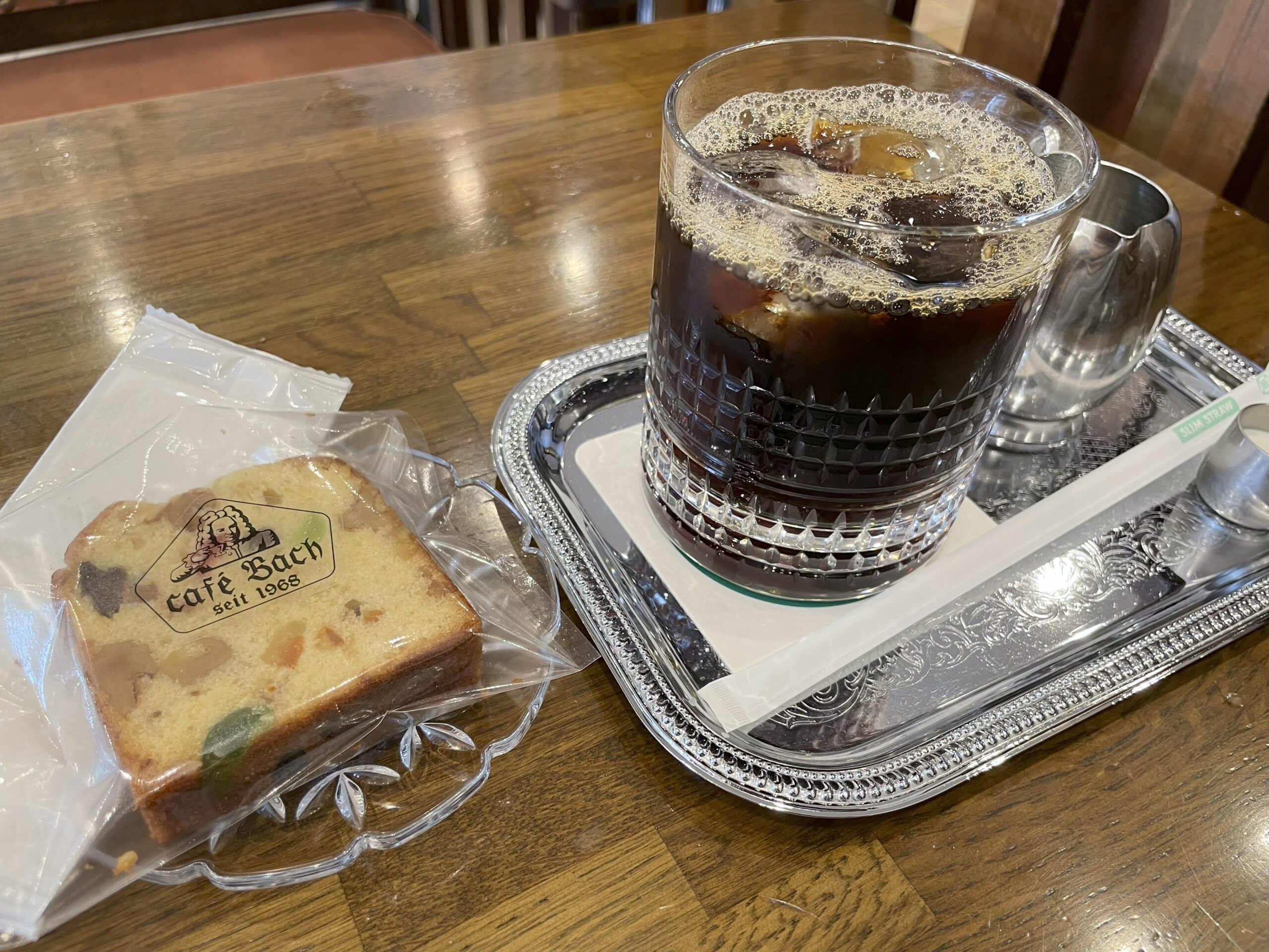 カフェバッハ アイスコーヒーとフルーツケーキ