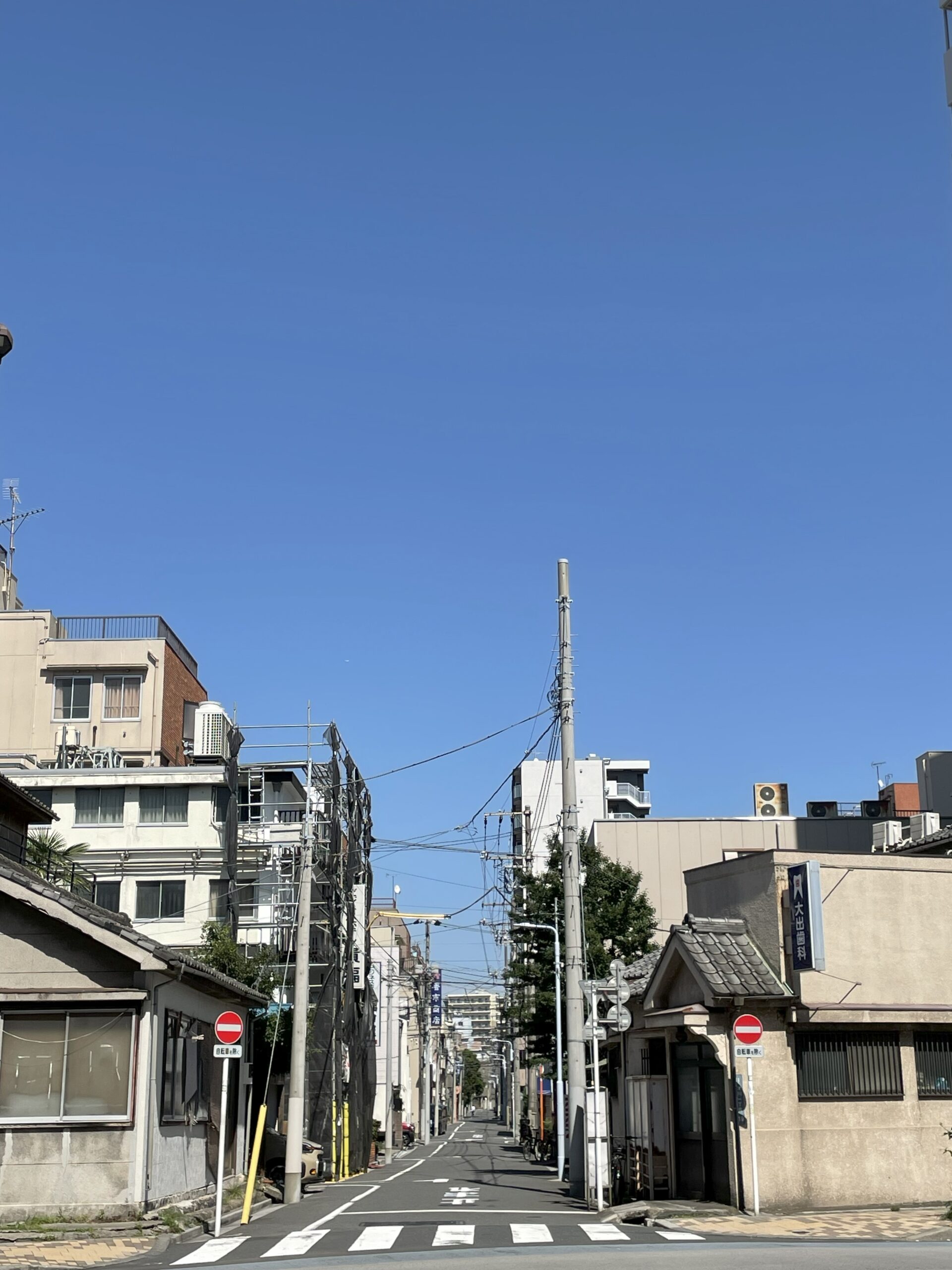 石浜方面へと続く、静かな山谷の路地です。