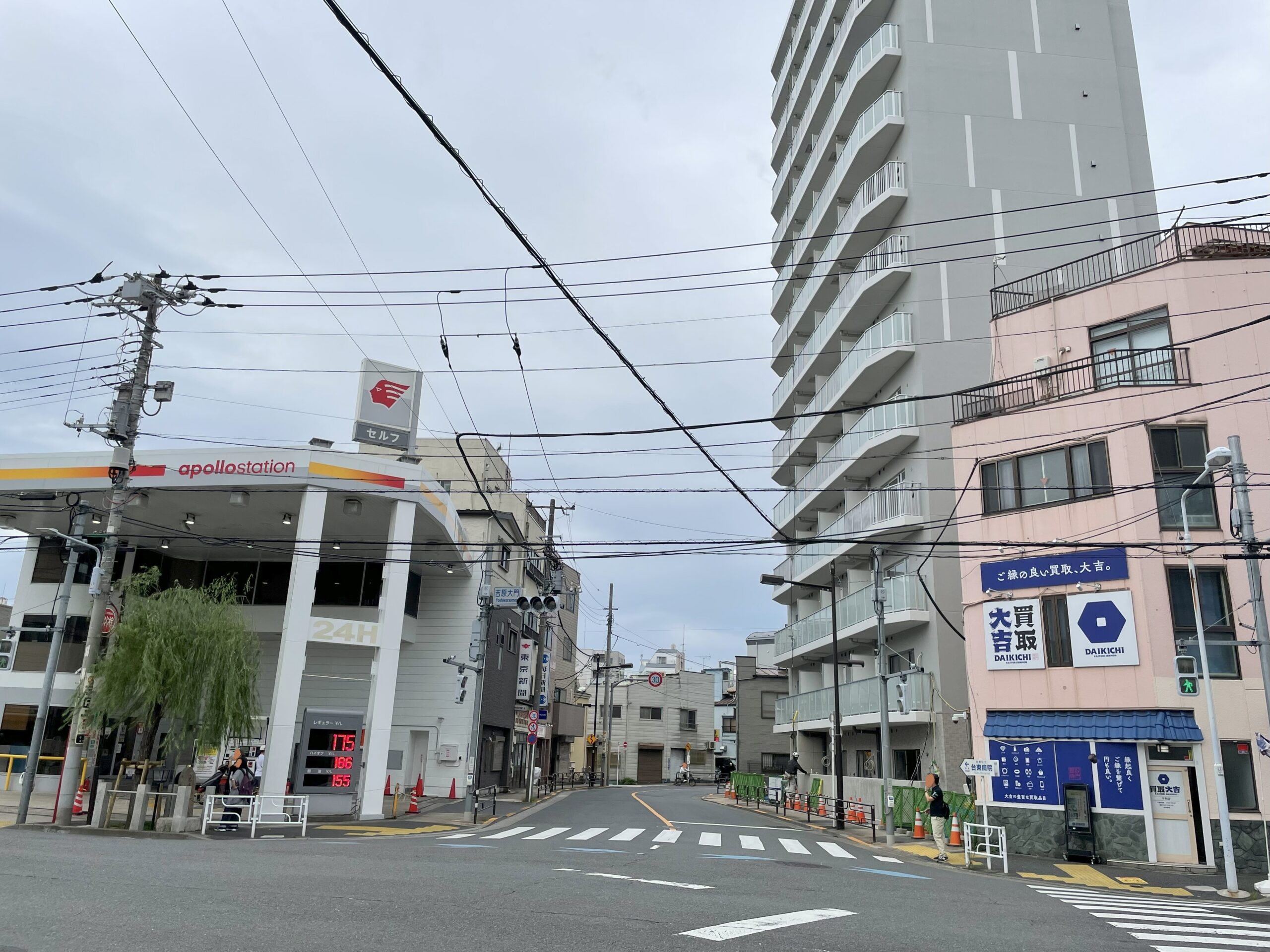 吉原大門交差点の全景。かつて吉原遊郭があったエリアの現在の様子。