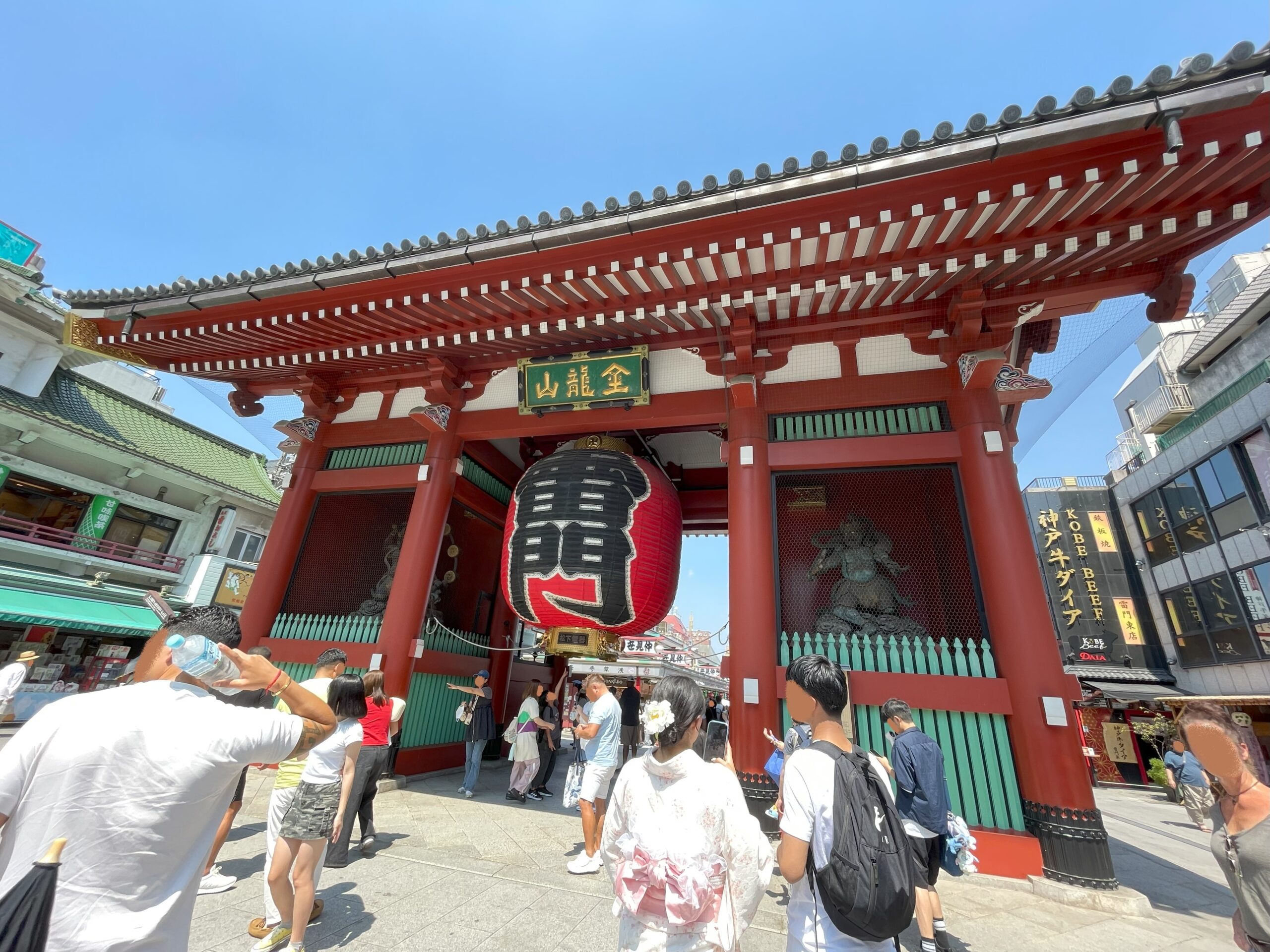 浅草を象徴する雷門。多くの観光客が行き交う、夏の日の仲見世入口。