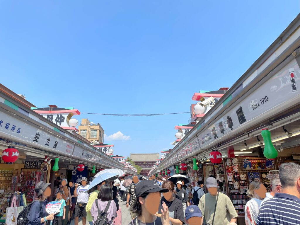 仲見世通りを歩く観光客たち。歴史ある老舗が軒を連ね、今も活気に満ちている。