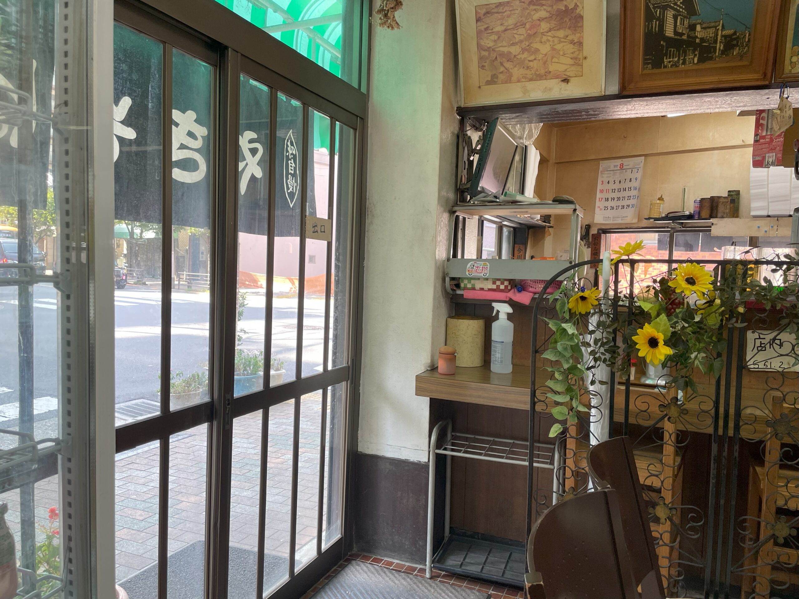 店内から見た三島屋さんの入口。外の暖簾に「三島屋」と白文字で描かれている。