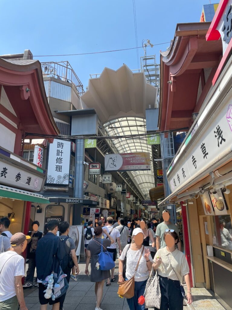 「浅草新仲見世商店街」も、観光客が多数の歩いており、活気にあふれた様子。