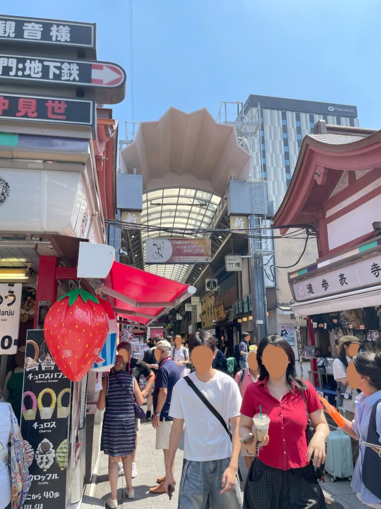 仲見世とつながっている「浅草新仲見世商店街」の様子。飲食店などがあり、その通りを人々が行き交っている。