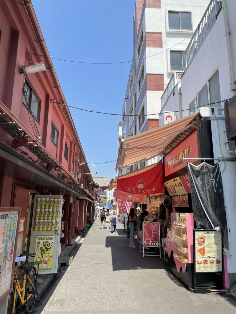 仲見世の後ろにある通り。クレープなどの飲食店がある。