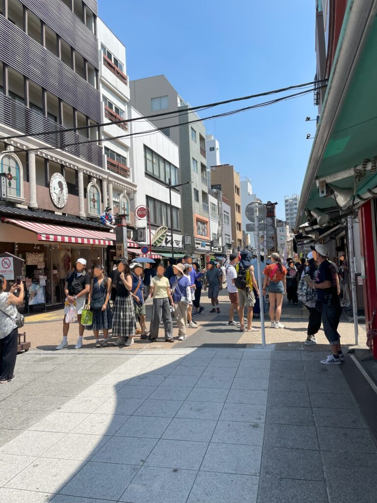 「伝通院通り」でも、観光客たちが記念撮影を楽しんでいる。