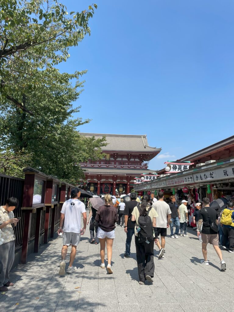 浅草寺前の仲見世。たくさんの観光客が浅草寺へ向かって歩いている。