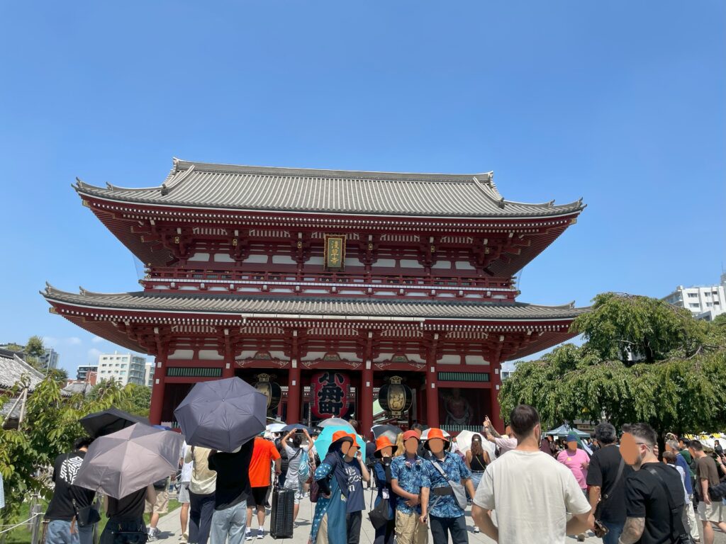 宝蔵門（仁王門）の前で、海外からの観光客たちが、記念撮影をしている。