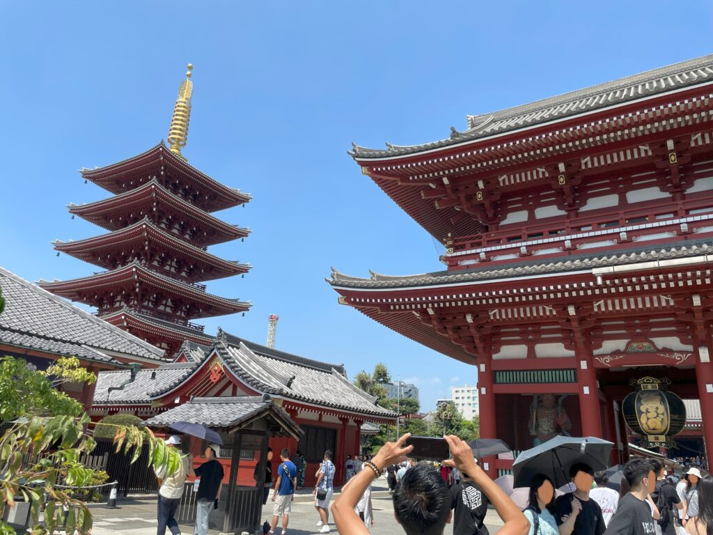 宝蔵門（仁王門）前から、青空を背景に、五重の塔が見える。
