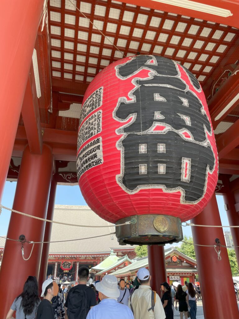 宝蔵門（仁王門）に「小舟町」と書かれた提灯が下げられている。