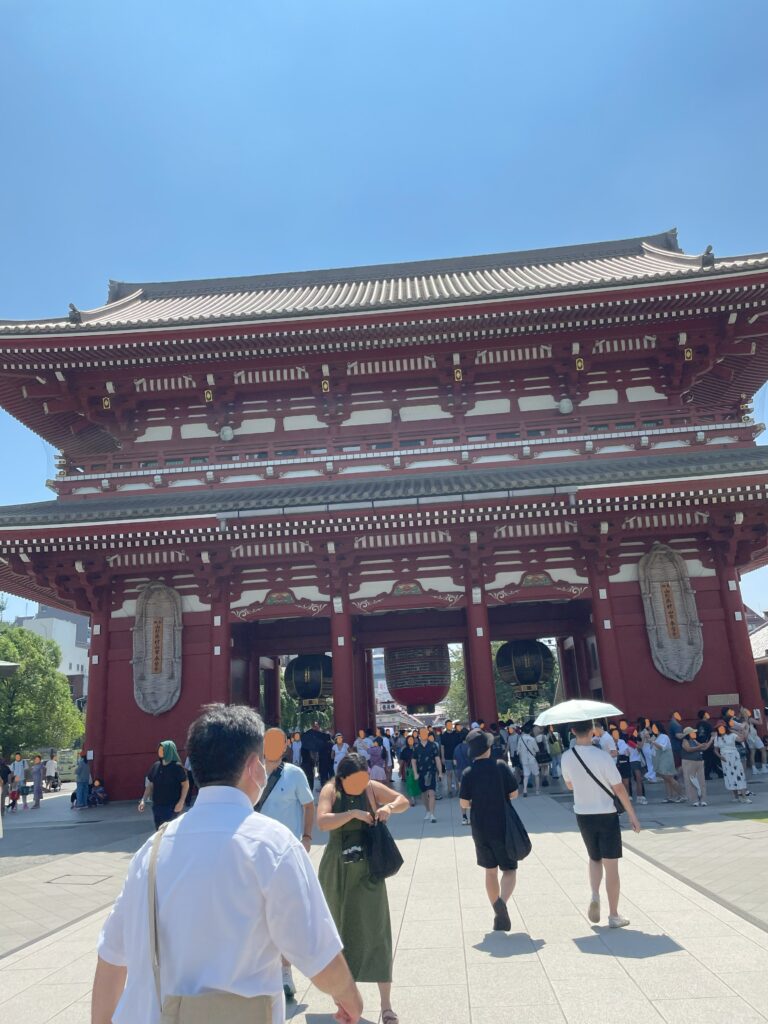 宝蔵門（仁王門）に大きな草鞋（わらじ）がかけられている。