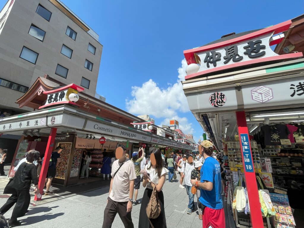 雷門を通った仲見世の入口。夏空の下、観光客が歩いている。