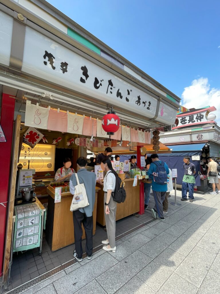 仲見世にある「きびだんご」のお店。冷やし抹茶の販売もあり。購入する観光客たちが並んでいる。