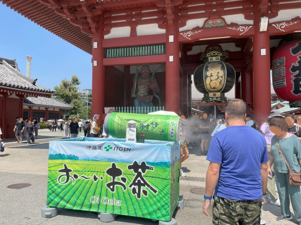 宝蔵門（仁王門）の前に、伊藤園さんのクーラーが置かれている。