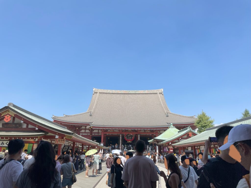 雲一つない青空。浅草寺の境内を歩く、たくさんの人々。