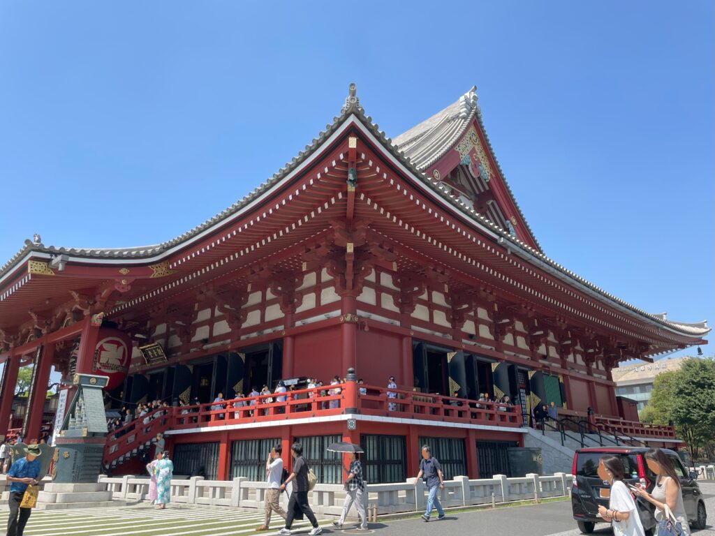 大きく立派な浅草寺のご本堂の外観。