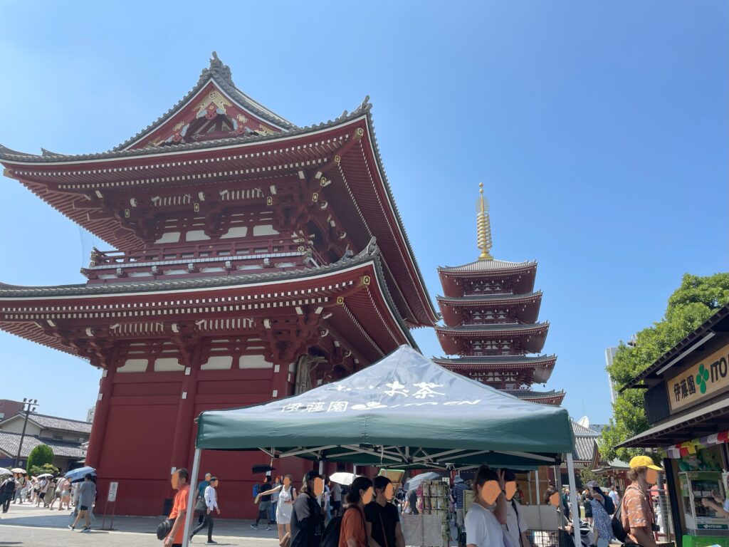 伊藤園さんが開設をしてくれた無料の「お茶・水接待所」の様子。冷たいお茶を貰うため、観光客たちがテントの下に列をつくり、順番を待っている。