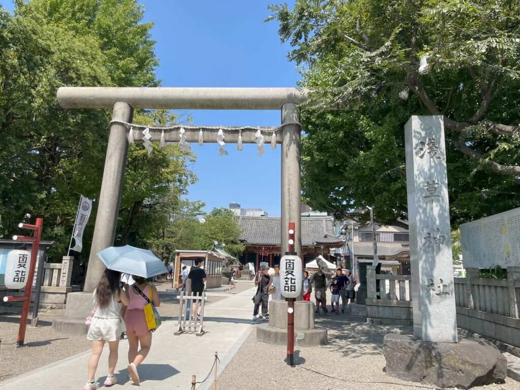 浅草神社の入口。鳥居へ向かう観光客たちの姿。