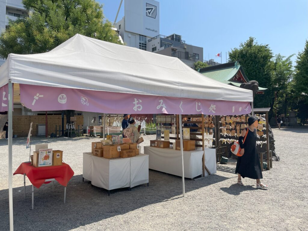 浅草神社のおみくじ処。いろんな、おみくじがある。