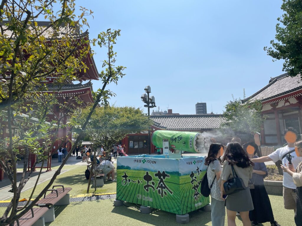浅草寺の境内に置かれた伊藤園さんのクーラーで、観光客たちが涼んでいる。