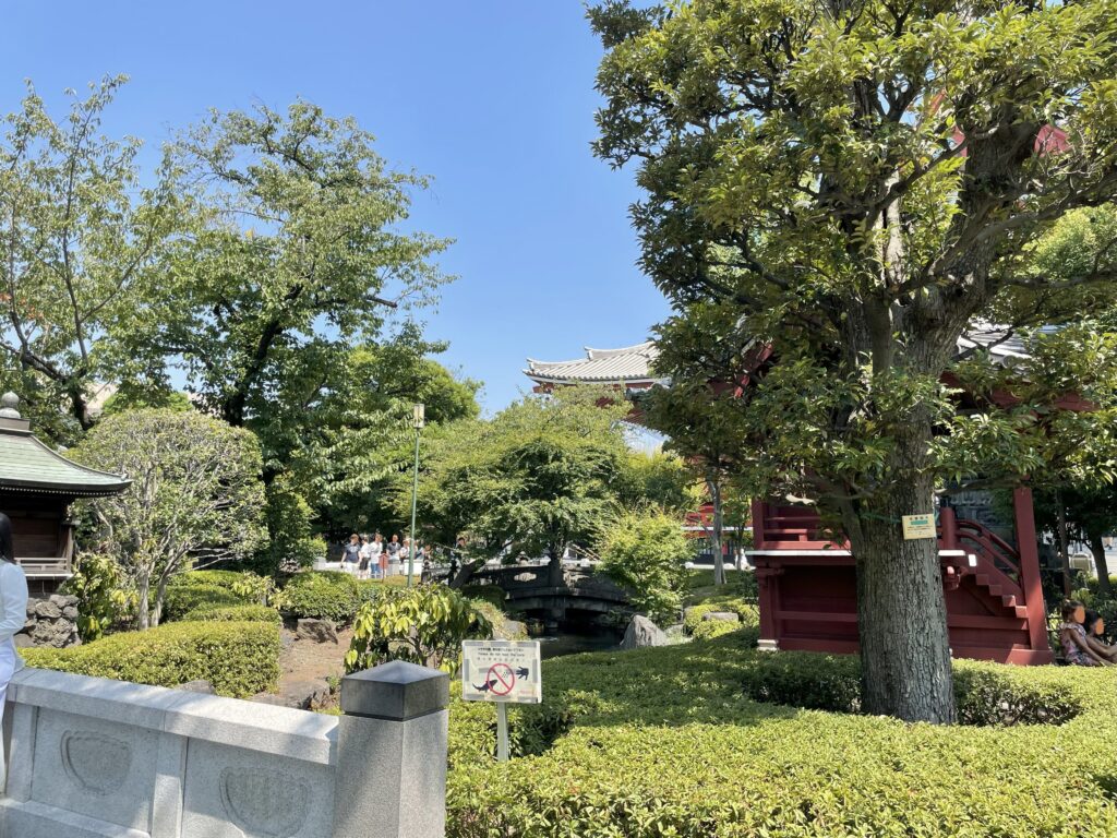 浅草寺境内の池、そして池にかかる橋の風景。