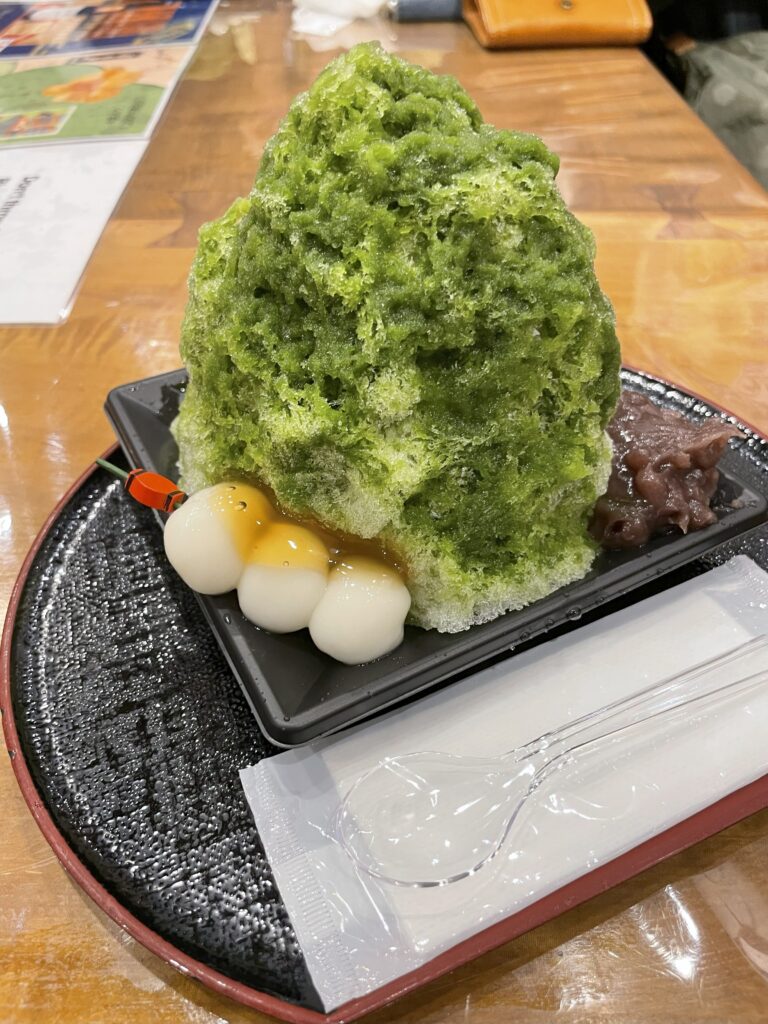 テーブルの上に、抹茶のかき氷が置かれている。