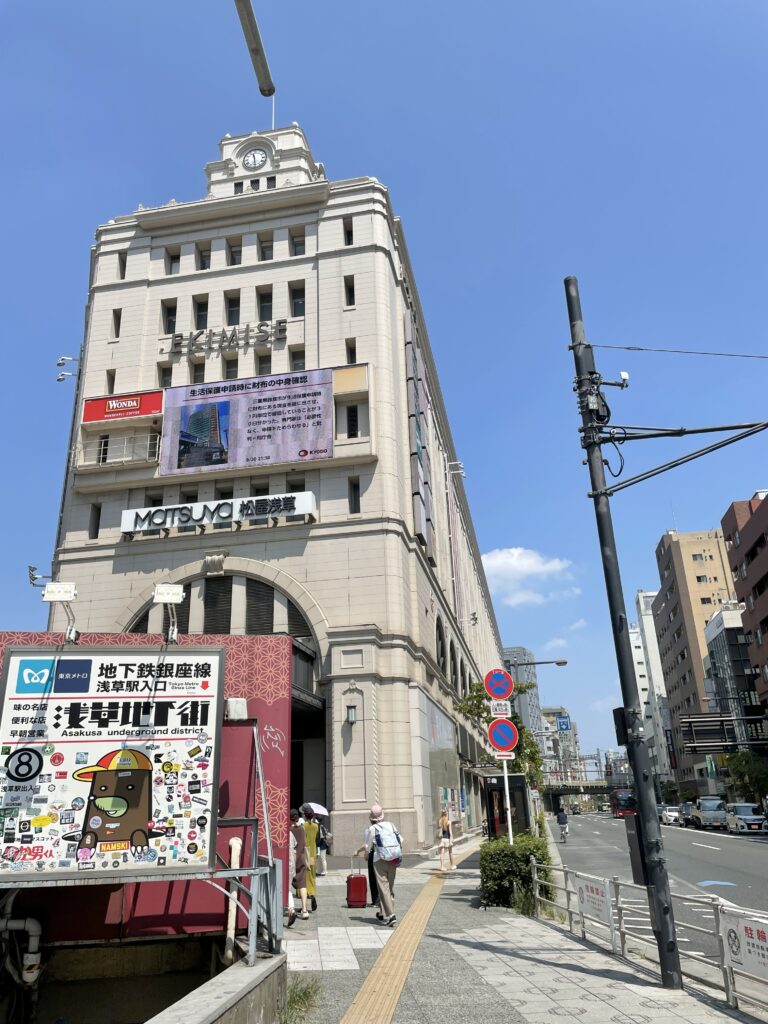 百貨店「松屋浅草」入口前には「浅草地下商店街」へ入るための下り階段がある。