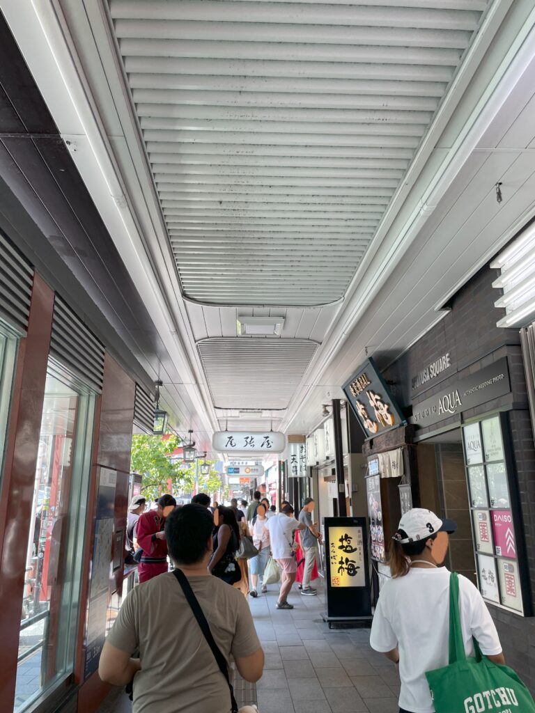 雷門へとつながる「雷門通り」の風景。大きな通りで、たくさんの観光客がいて、商業施設も多数存在する。