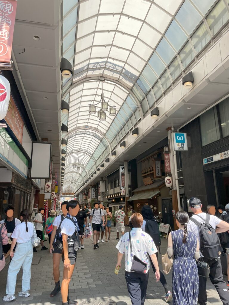 「観音通り」の入口は、雷門通りに接しており、人力車の車力たちの姿もある。
