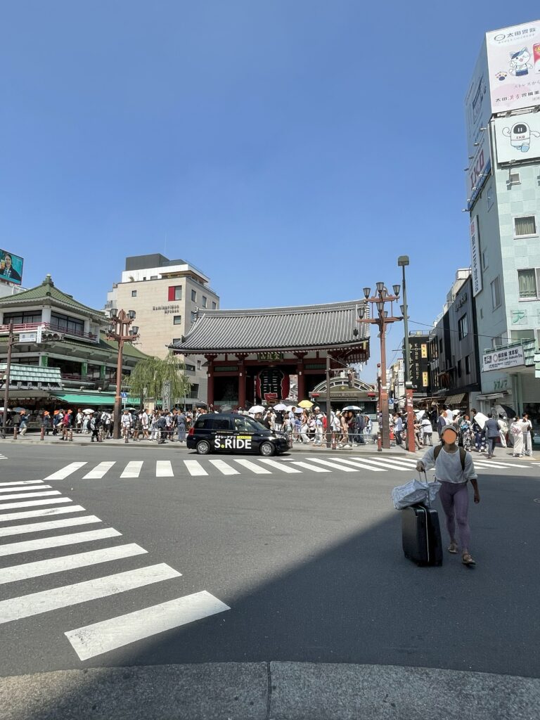 交差点から撮影した「雷門」の様子。常に、多くの人々が行き交っており、活気にあふれている。