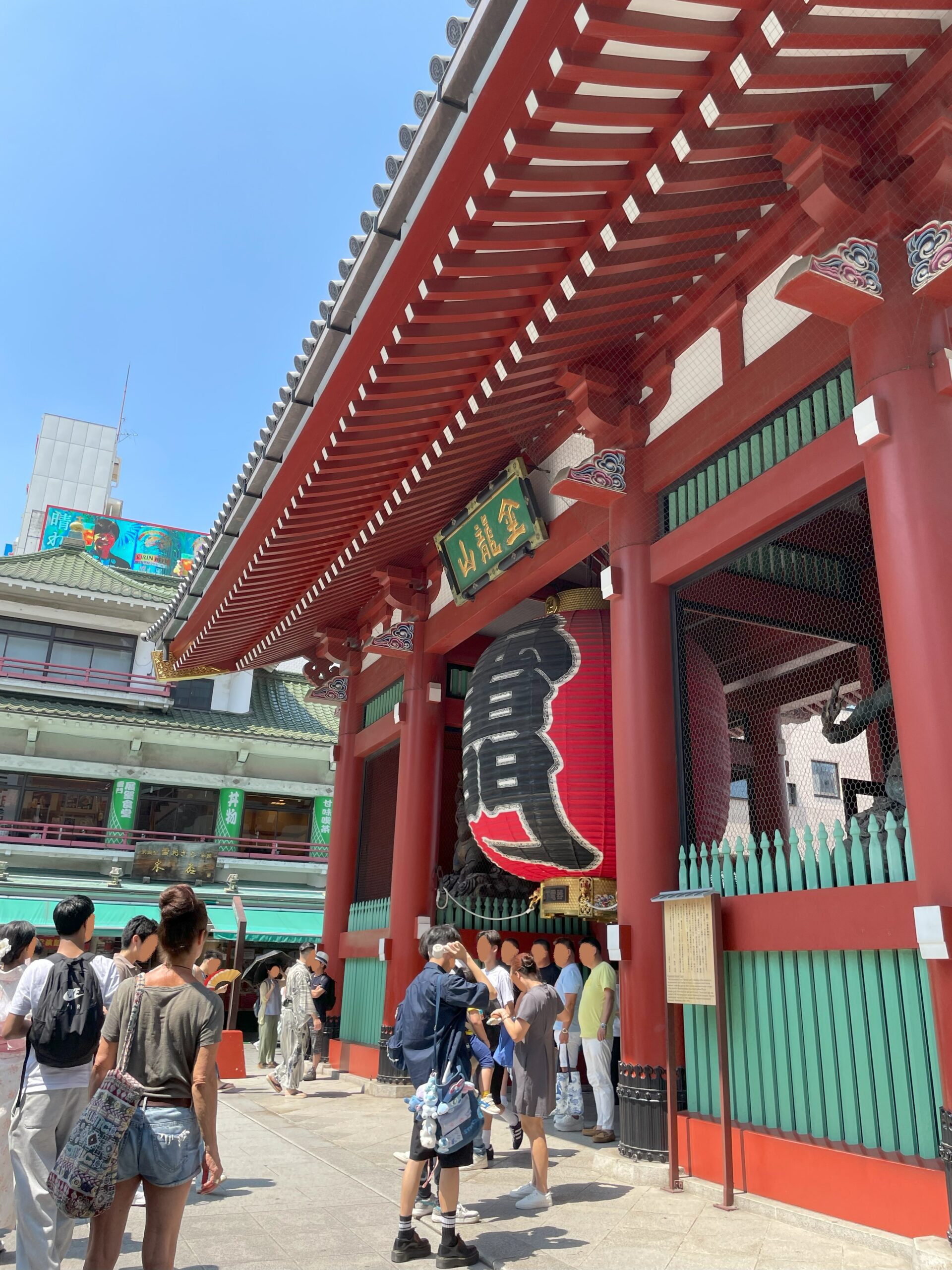 大きな提灯で有名な「雷門」の様子。写真撮影をする観光客が、たくさんいる。