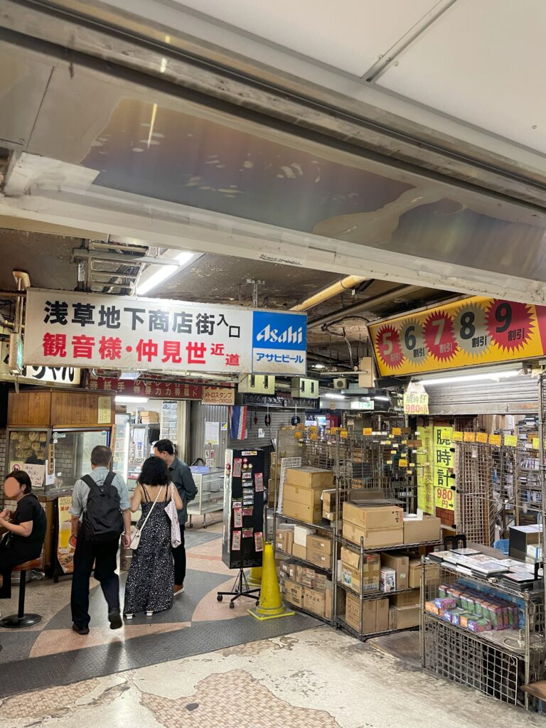昭和レトロの独特な雰囲気がある「浅草地下商店街」の様子。銀座線浅草駅の改札口に接している地下商店街。