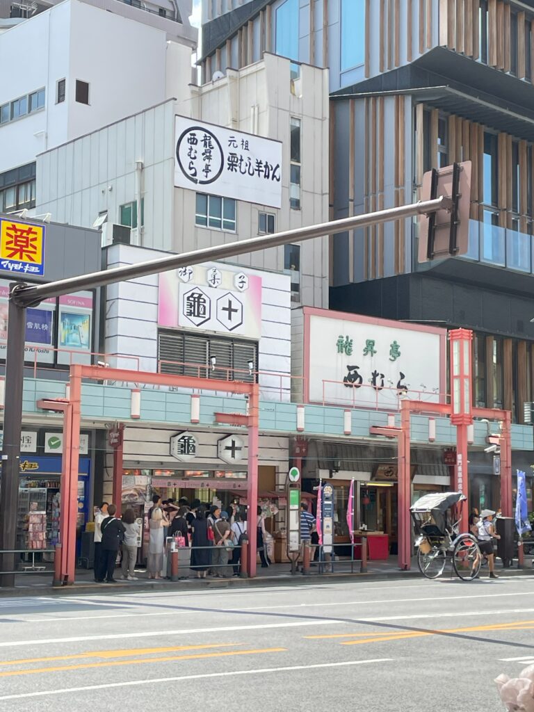 雷門通りにある「亀十」の様子。店前に、行列ができている。